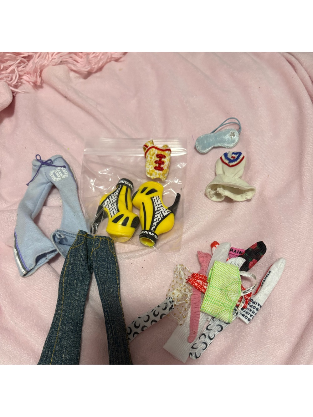 Bratz clothes lot(plus some random rainbow high items what’s in pictures)